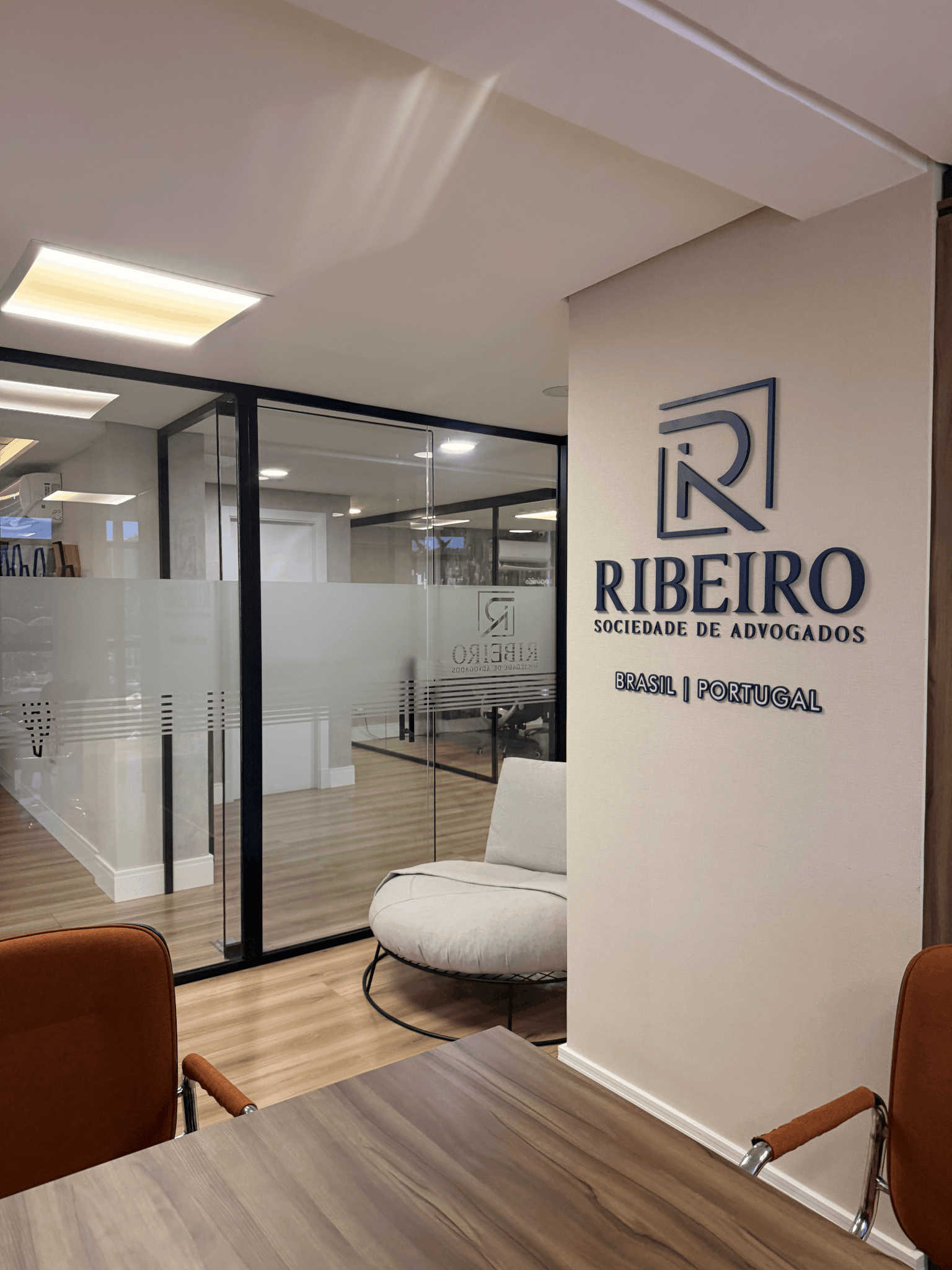 Sala de reuniões da Ribeiro Sociedade de Advogados — Blumenau/SC