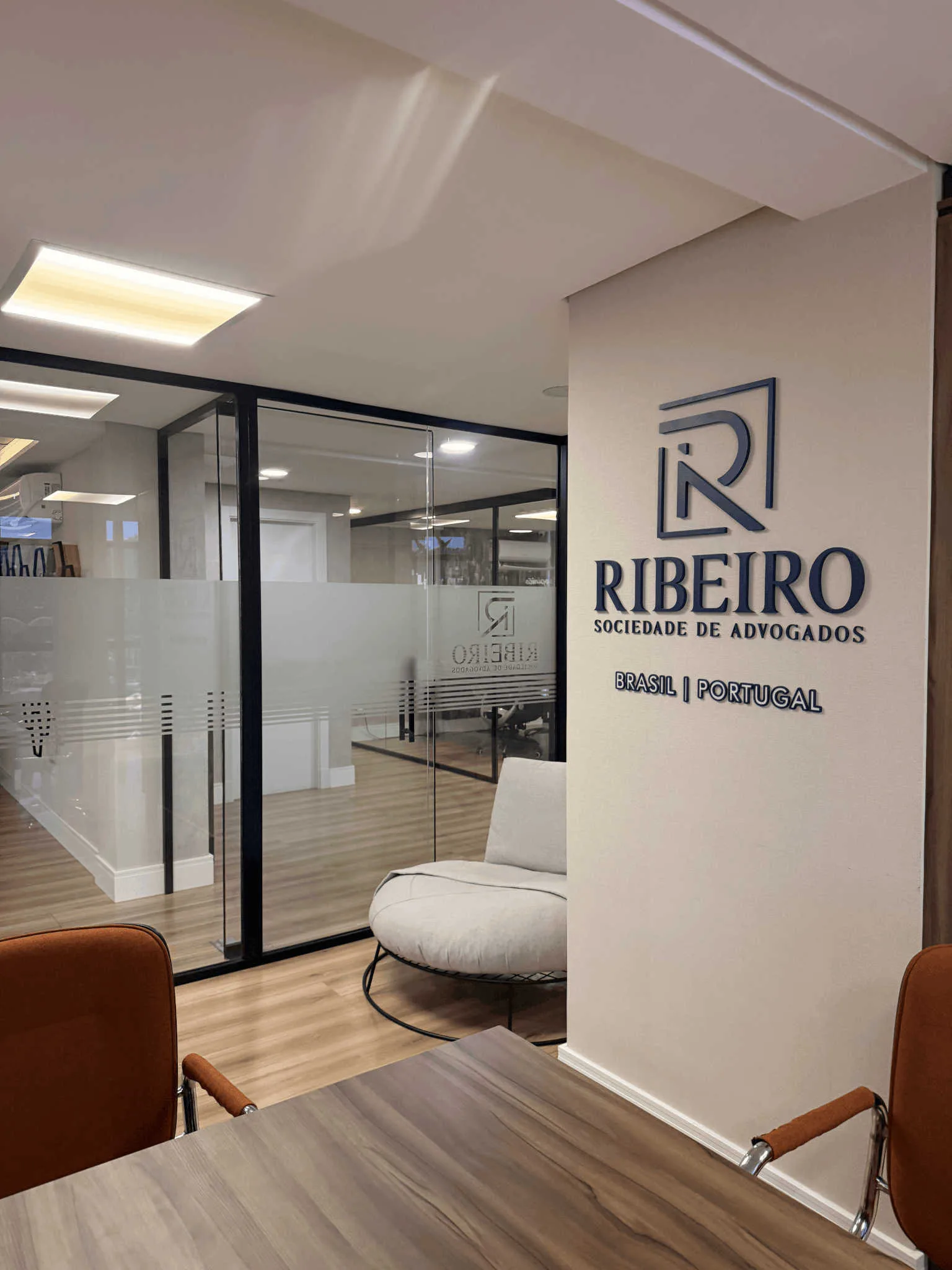 Sala de reuniões da Ribeiro Sociedade de Advogados — Blumenau/SC